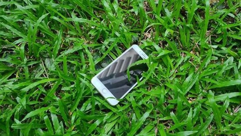 Murid 12 tahun maut disambar petir ketika guna telefon bimbit Murid 12 tahun maut disambar petir ketika guna telefon bimbit