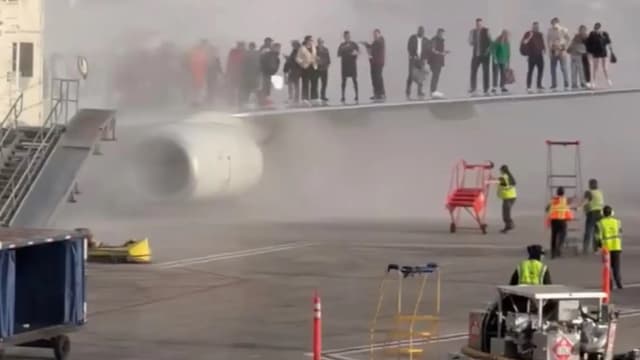 美航客机丹佛机场起火 乘客惊险站机翼逃生