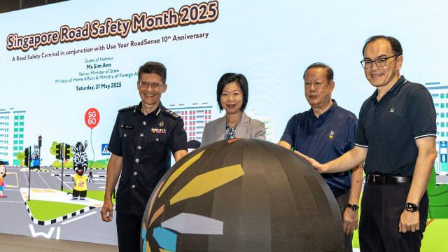 学生过马路举牌提醒司机 七小学7月试行新计划