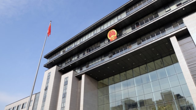 父亲以女儿名义借钱不还 害她无辜当了八年失信人士