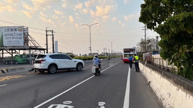 台湾巴士连撞汽车和摩托车  碾过印尼女工卷车底丧命