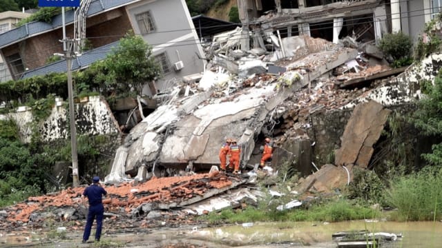 广州连日大雨致山体滑坡  14人受困七人已获救