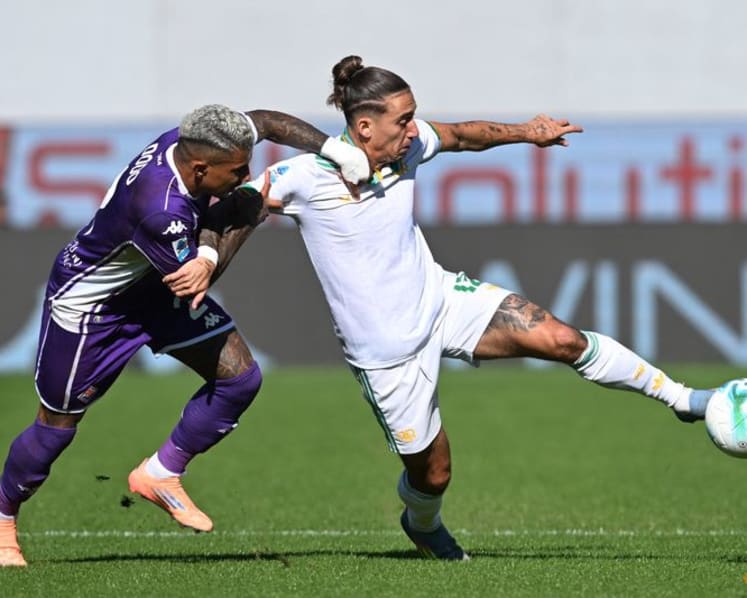 Roma take top spot with 2-1 comeback win at Fiorentina