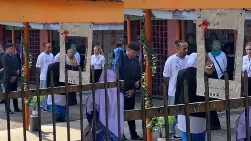 Kemunculan mengejut pelumba F1 Lewis Hamilton di sekolah KL buat ramai teruja