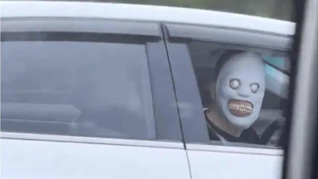 戴恐怖面具在高速公路吓人 网民狠批男子行为：危险至极
