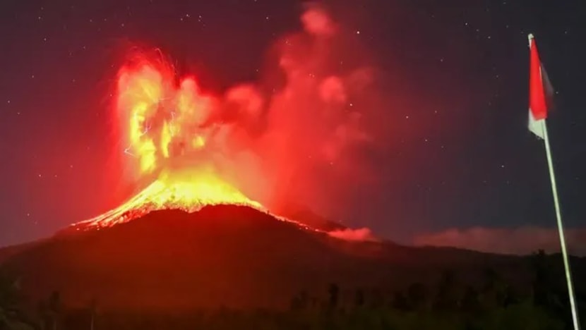 Gunung Lewotobi di Indonesia meletus, sembur abu sejauh 10km
