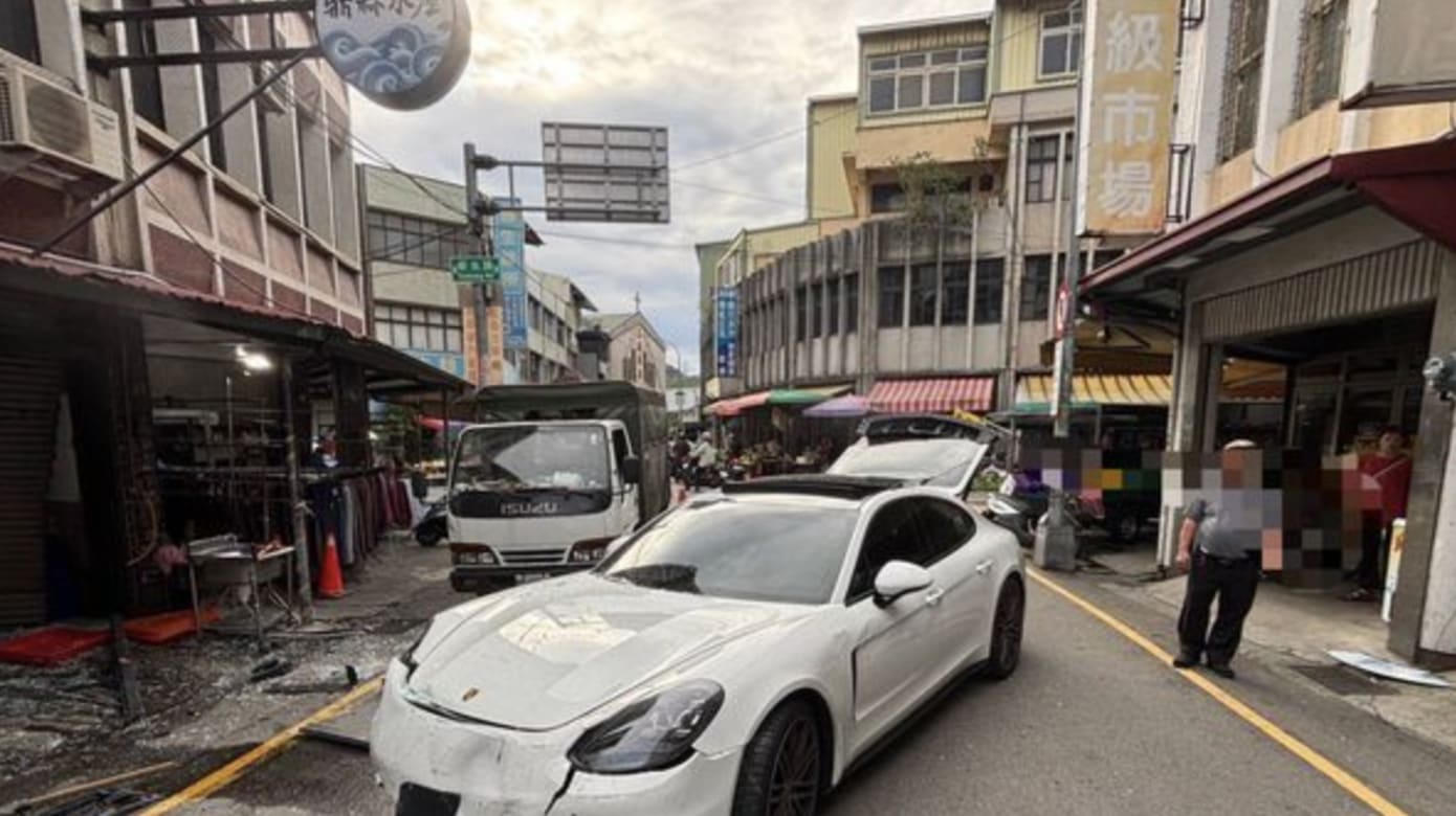 怀疑妻子出轨友人 台男驾保时捷撞民宅泄愤