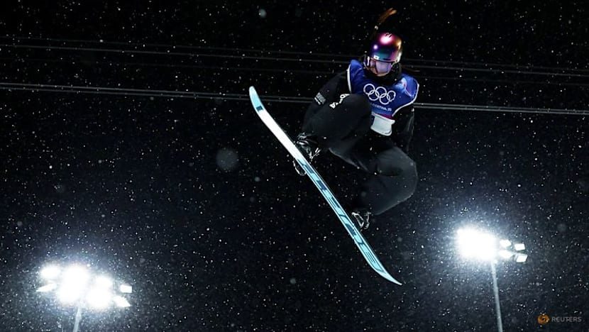 Snowboarding-South Korea's Choi upsets Kim to claim women's halfpipe gold