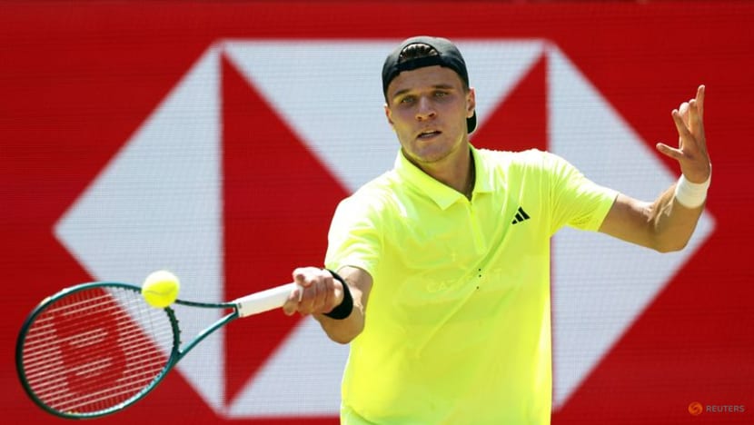 Draper downs Popyrin to reach Queen's quarter-finals, Mensik loses his cool