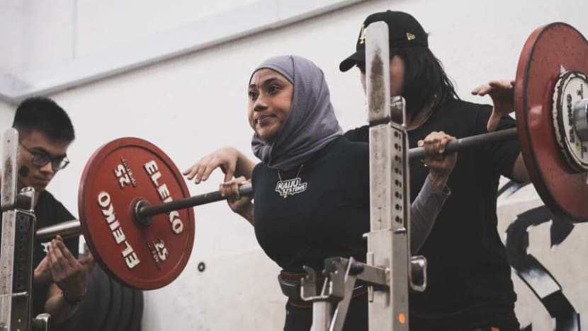 Siswa NUS ini tekad cabar stereotaip berkaitan wanita berhijab dan 'powerlifting' Siswa NUS ini tekad cabar stereotaip berkaitan wanita berhijab dan 'powerlifting'