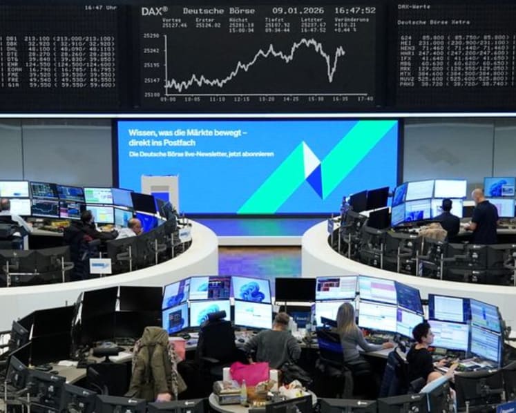 Wall St slips on credit card proposal, rate bets boost gold