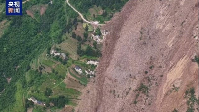 中国贵州强降雨引发土崩 19人下落不明