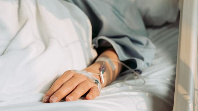 30岁妇女带孩子太累吐血就医 一查竟是胃癌晚期