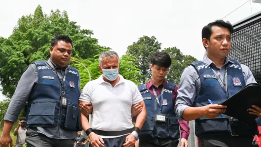 Dua suspek kes pecah masuk rumah di Bukit Timah dibawa ke tempat kejadian Dua suspek kes pecah masuk rumah di Bukit Timah dibawa ke tempat kejadian