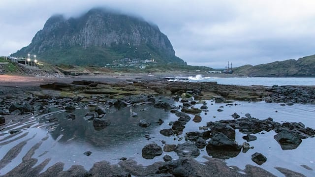 韩媒：狮城游客济州岛登山迷路 误闯山房山限制区被当地警方调查