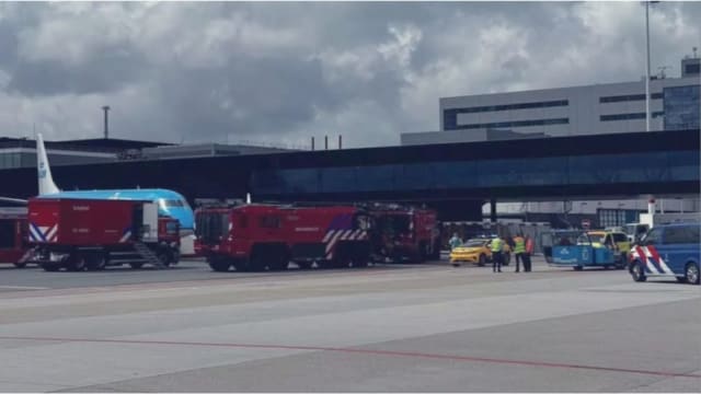 荷兰机场一人被卷入飞机引擎 目击者：听到“地狱般的声响”