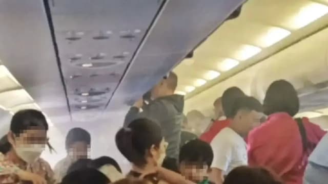 乘客充电宝机上爆炸 亚航空服员及时灭火免悲剧