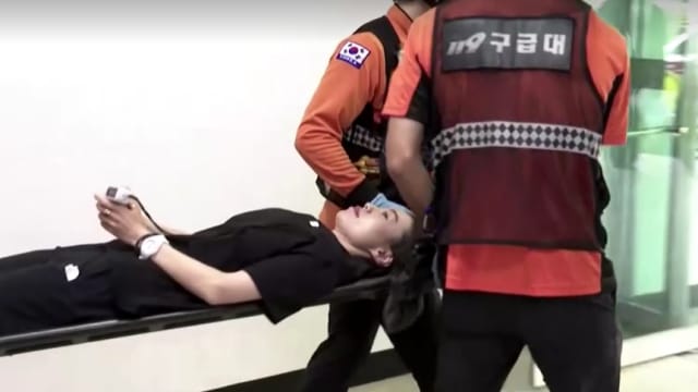 韩国射击手金艺智 在记者会上突然晕倒 
