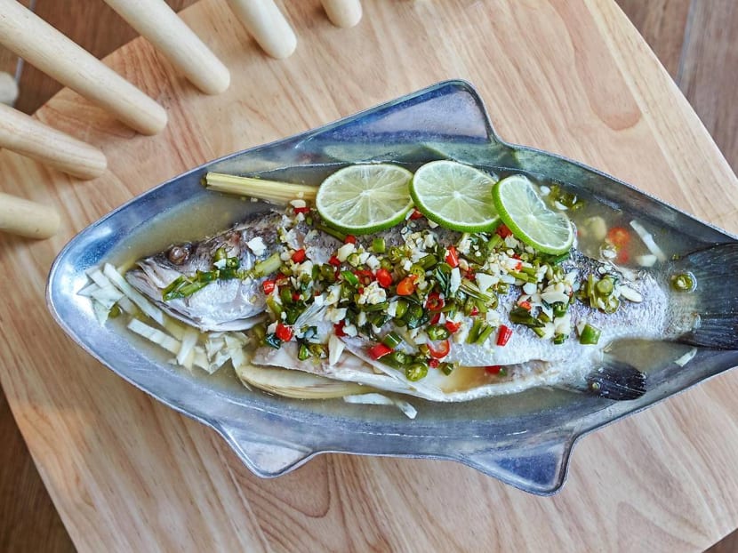 Thailand’s Go-Ang Pratunam Chicken Rice Vs Singapore's Hainanese Chicken Rice — Which Is Better? Thailand’s Go-Ang Pratunam Chicken Rice Vs Singapore's Hainanese Chicken Rice — Which Is Better?