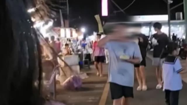 台女逛夜市买不成榴梿遭尾随 摊贩：水果被摔坏求赔偿