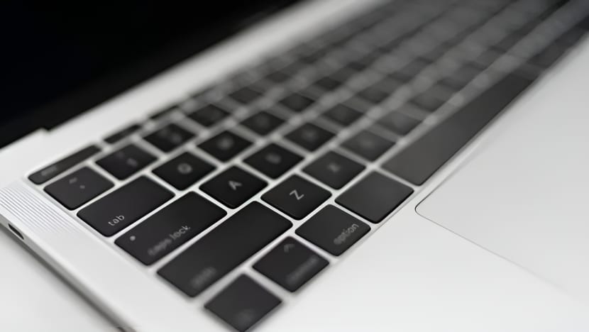 Lelaki yang saman wanita S$3 juta selepas ditolak cintanya, berdepan lebih banyak tuduhan menipu berhubung MacBook palsu Lelaki yang saman wanita S$3 juta selepas ditolak cintanya, berdepan lebih banyak tuduhan menipu berhubung MacBook palsu