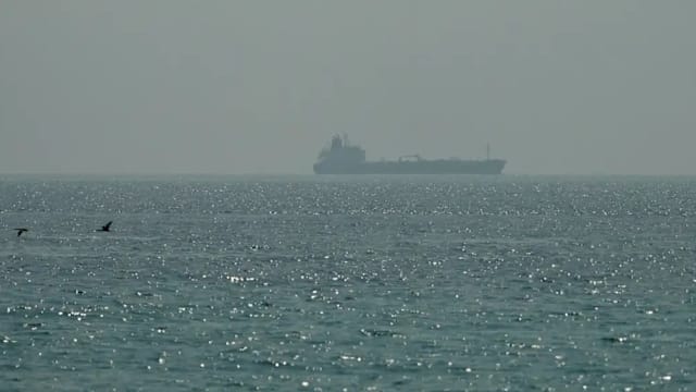 阿曼岸外霍峡附近 一艘油轮遭不明物体击中