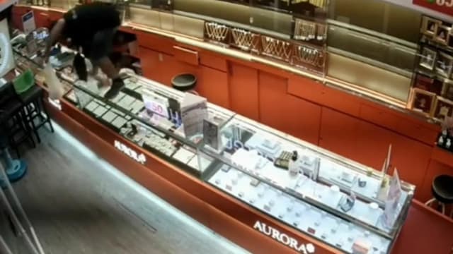 威胁喷消毒洗手液纵火 泰国劫匪抢走逾六万新元金饰