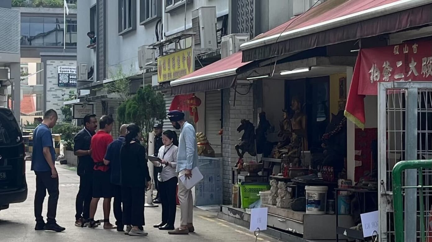 被告Ong Hou Cheong今天被带回案发现场，进行案件重组。（图：林映慧）