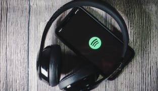 'Musik kami bukan untuk membunuh': Musisi ramai-ramai boikot Spotify, ada apa?