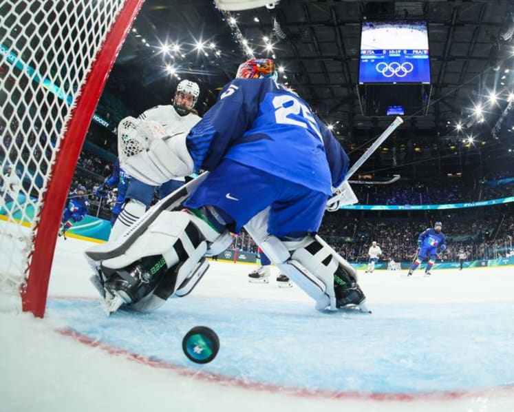Underdog Italy earns first Olympic win as crowd supports side in arena's issue-free debut