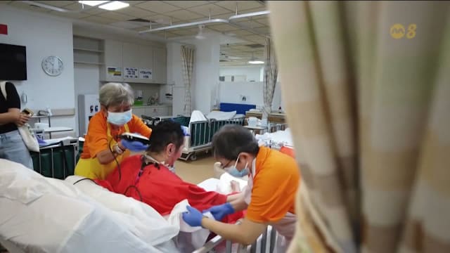 两名八旬长者发挥所长 当义工帮助其他乐龄人士