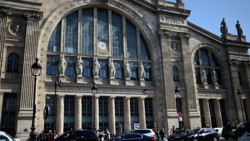 பாரிஸில் காவல்துறையினரைத் தாக்கிய ஆடவர் சுட்டுக் கொல்லப்பட்டார்