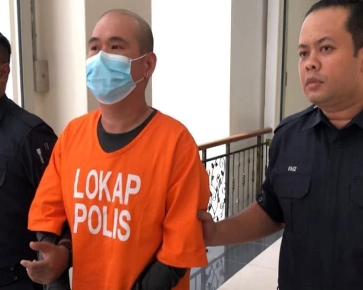 Singaporean fined in Malaysia after breaking motorist's car windshield in road rage incident