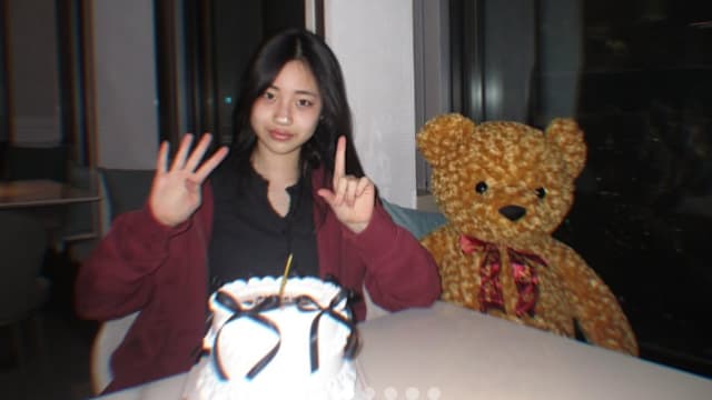 许老三14岁咯！生日晒照，被说神情酷似小S