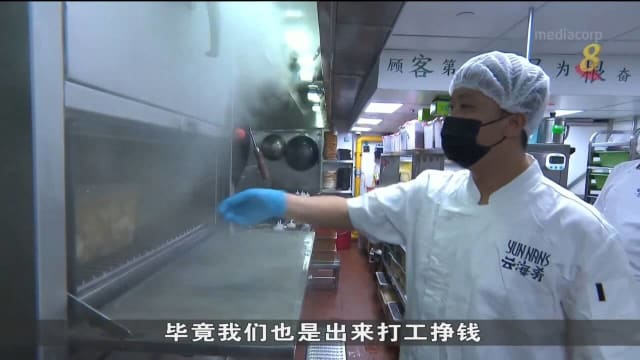 本地打工中国人：机票太贵 不打算回国过年
