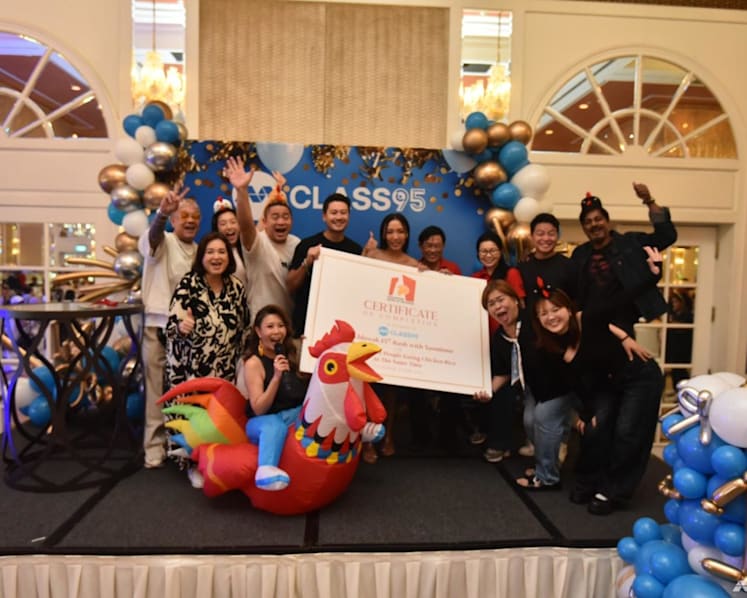 Class 95 sets a record for largest gathering of people eating chicken rice