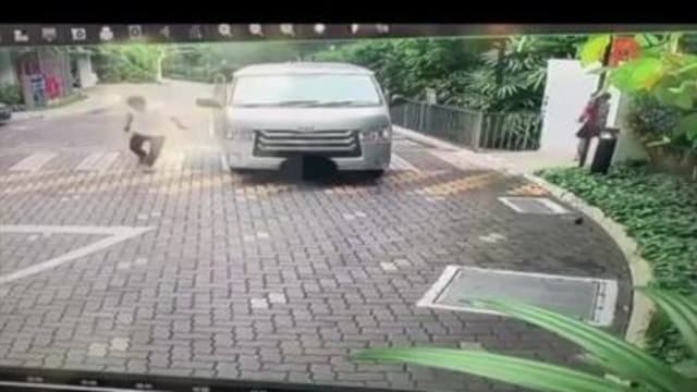 男童突然冲出马路遭货车撞倒 网民：孰是孰非难辨