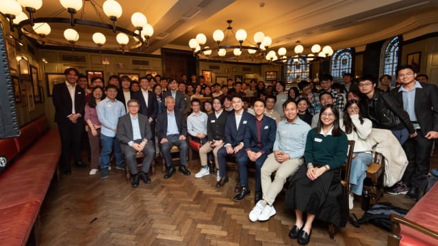 国务资政李显龙走访母校剑桥大学同新加坡学生交流