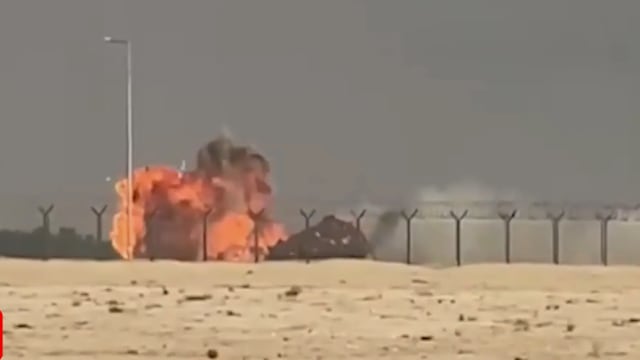 印度战机在迪拜航展展示时坠毁 飞行员不幸丧命