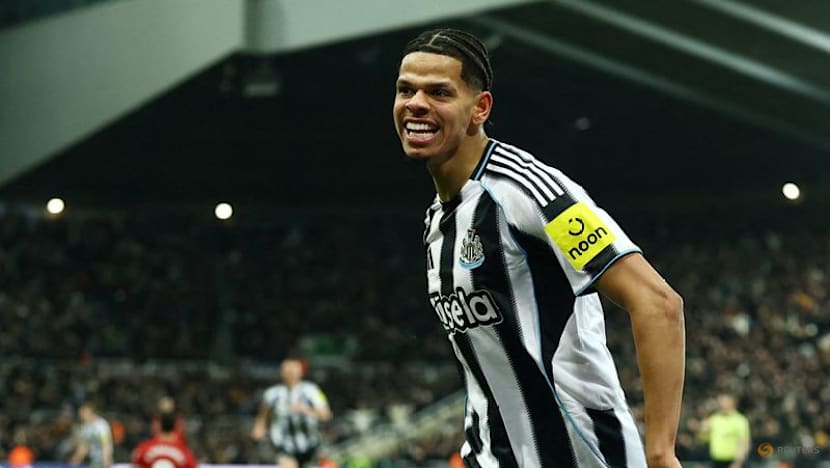 Newcastle, down to 10 men, end Carrick's unbeaten run with Man Utd