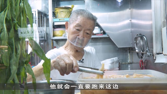 狮城有约 | 银发小贩：84岁沙嗲米粉摊主 每天搭车一小时坚持出摊