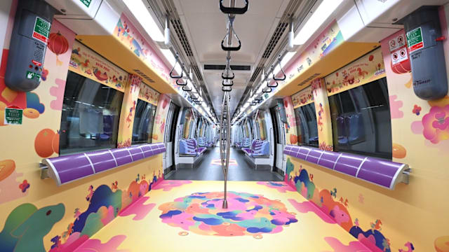 部分地铁列车和巴士 披上新装喜迎马年