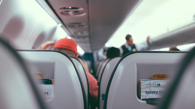若受困机舱怎么办？记住8个重点！