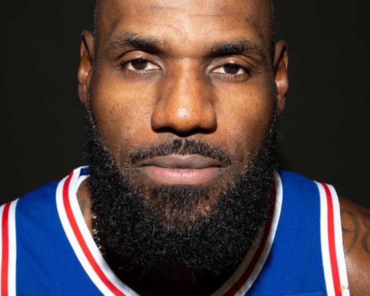 NBA-LeBron soaks in brotherly love in Philly media debut