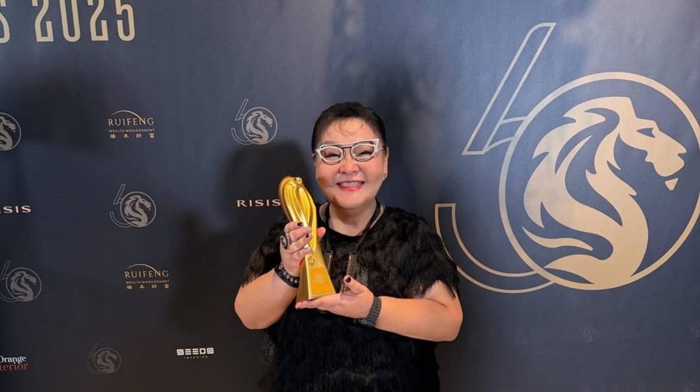 1999入行、首次入围“10大最受欢迎女艺人”，“一大粒”郑荔分泪喊：我非常珍惜！