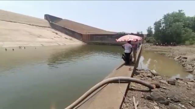 花两天抽干水库只为捡回手机 印度官员违规停职