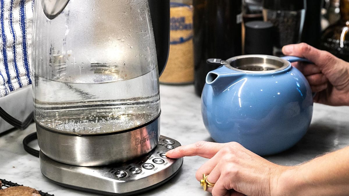 TikToks neues Lieblingsgetränk ist heißes Wasser – | ist es nur einfache ...