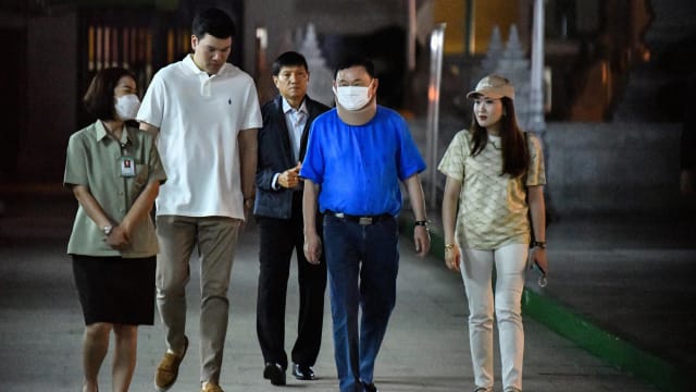 泰国前首相达信获释后首次公开露面 到访曼谷庙宇