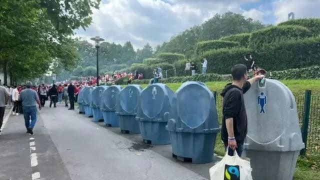 你敢不敢用？巴黎设露天临时厕所 解决短缺问题