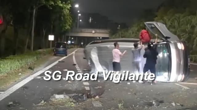 货车遇车祸后侧翻 公众携手助车内人士脱困